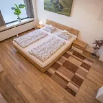 Deluxe New Innsbruck Center Apartment